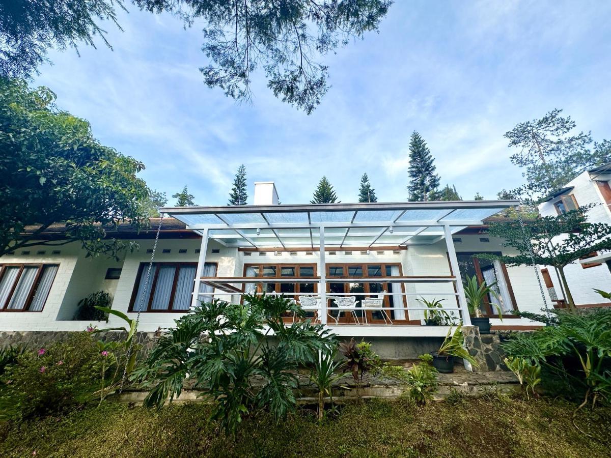 Villa Putih Le Cordon Бандунг Экстерьер фото